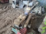 un tracteur qui est à l'arrêt dans la boue