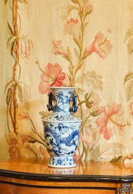 un vase bleu et blanc posé sur une table en bois