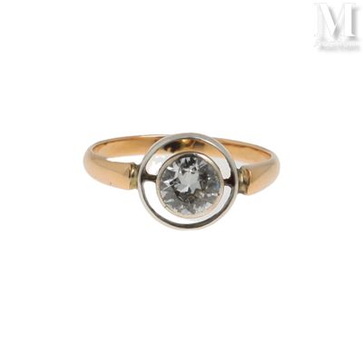 une photo d'une bague en or et en argent sertie d'un diamant blanc
