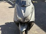 un scooter garé sur un parking à côté d'un immeuble
