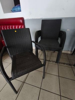 deux chaises placées l'une à côté de l'autre sur le sol