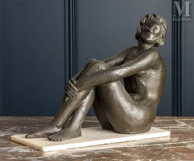 statue d'une femme assise sur un socle en marbre