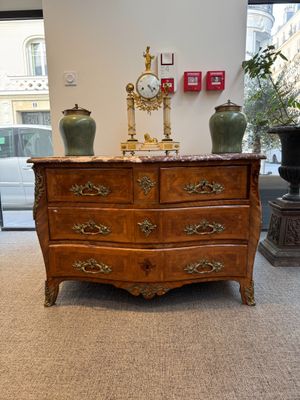 Commode à façade galbée en placage de bois exotique ouvrant …