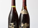deux bouteilles de vin posées l'une à côté de l'autre sur une table en bois