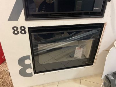 deux fours à micro-ondes encastrés dans le mur