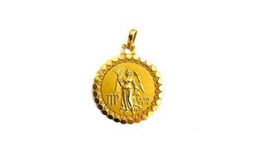 une pièce d'or sur laquelle figure une femme tenant un enfant dans ses bras