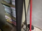une pile de papiers empilés les uns sur les autres dans une pièce