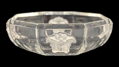 un saladier en verre transparent orné d'un motif