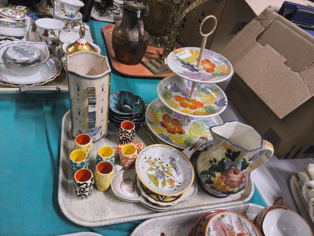 Lot d'objets en céramique. Verseuse, vase à deux anses, huit gobe...