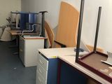 une photo d'une salle remplie de bureaux et de chaises