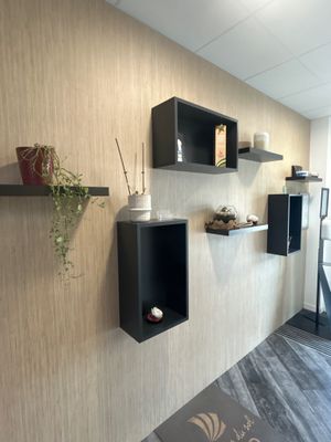 deux étagères fixées au mur, sur lesquelles sont posés des vases