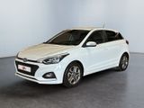 Une voiture blanche est garée dans une pièce blanche.