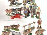 de nombreuses figurines représentant des personnes et des animaux sont exposées