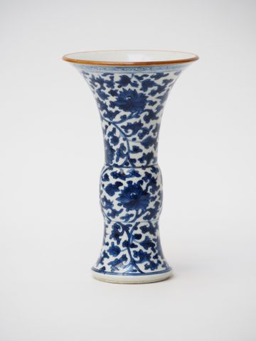 CHINE Epoque Kangxi (1662-1722)
Vase de forme zun en porcelaine b...