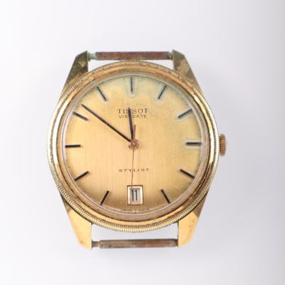 gros plan d'une montre-bracelet sur une surface blanche