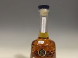 une photo d'une bouteille d'alcool posée sur un comptoir