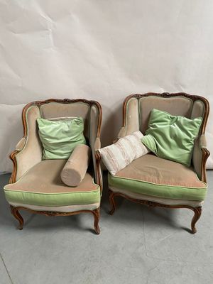 paire de chaises anciennes de style français avec des coussins verts et beiges