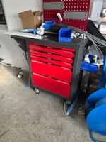 1 servante d'outillage avec visseuse, perceuse