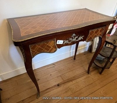 une petite table avec un plateau à carreaux et une chaise
