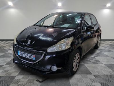la photo d'une voiture noire garée dans un garage