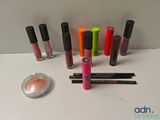 beaucoup de rouges à lèvres et de mascaras sur la table