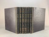 trois livres sont empilés sur une table