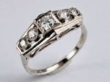 un gros plan d'une bague sertie de trois diamants