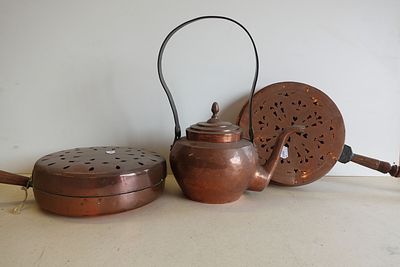 une théière et une bouilloire posées sur une table