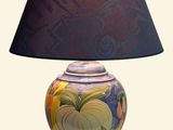 une lampe posée sur une table et munie d'un abat-jour