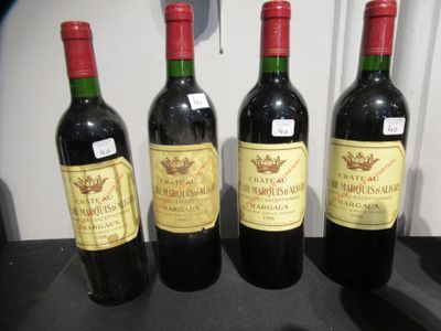 trois bouteilles de vin rouge sont alignées sur une table
