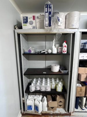 une armoire sur laquelle sont posés de nombreux objets, dans une pièce