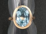une image d'une bague avec une pierre en topaze bleue