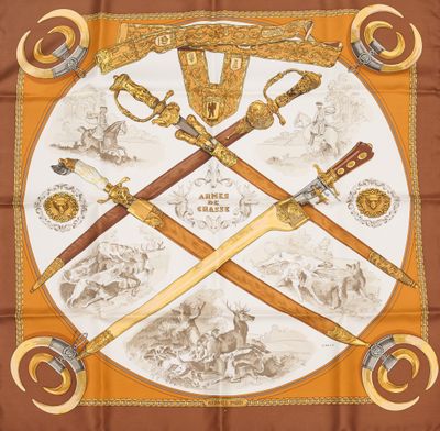 foulard carré en soie marron orné d'un blason, d'épées et de lions