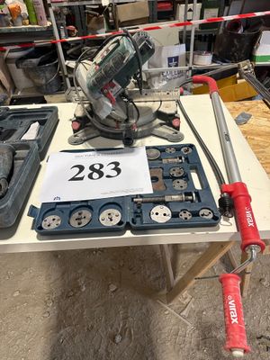 une photo d'une table sur laquelle sont posés des outils