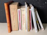 de nombreux livres qui sont rangés les uns à côté des autres sur une étagère