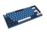 un clavier d'ordinateur avec des touches bleues sur fond blanc