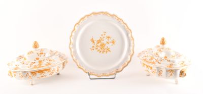 un service blanc et doré composé d'une tasse et d'une soucoupe