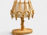 une lampe composée de tiges de bambou et d'un abat-jour