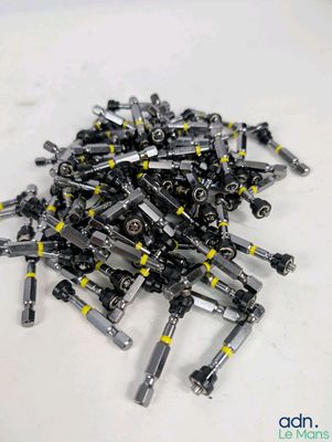 un tas de Legos posé sur une table blanche