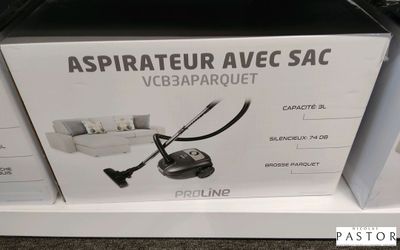 La boîte d'un aspirateur est exposée dans le magasin.