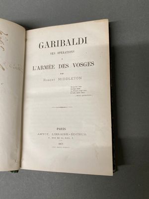 un livre avec l'image d'un oiseau dessus