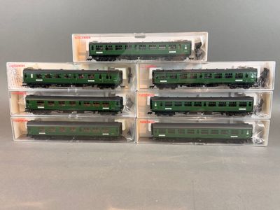 trois wagons verts et noirs sont empilés les uns sur les autres