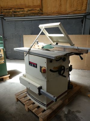 a machine that is sitting on a pallet in a warehouse