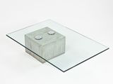 table basse rectangulaire en verre avec un piètement en béton et un plateau carré en verre