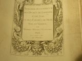 un vieux livre avec l'image d'un oiseau
