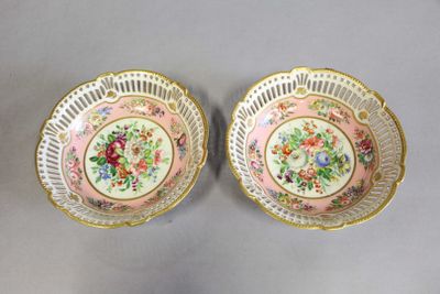 Paire de COUPES ajourées en porcelaine à riche décor polychr…