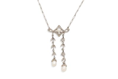 gros plan d'un collier sur fond blanc