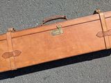 une valise marron posée par terre