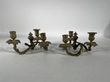 une paire de chandeliers en laiton sur fond blanc
