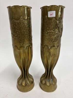 une paire de vases en laiton, ornés chacun d'une tête de poisson